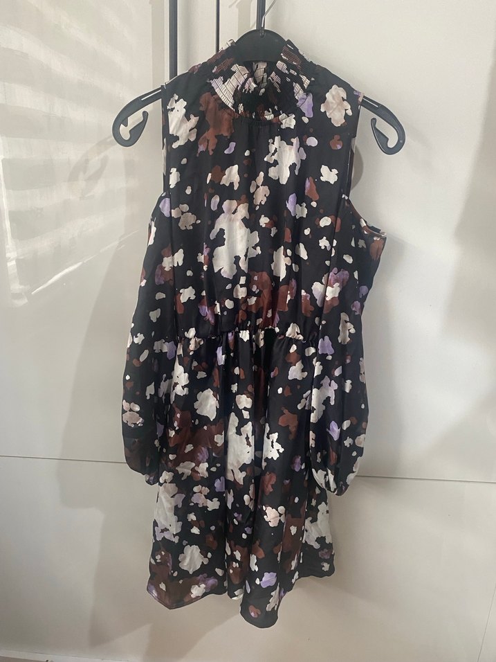 Fabrika omzu açık elbise - Görsel 4