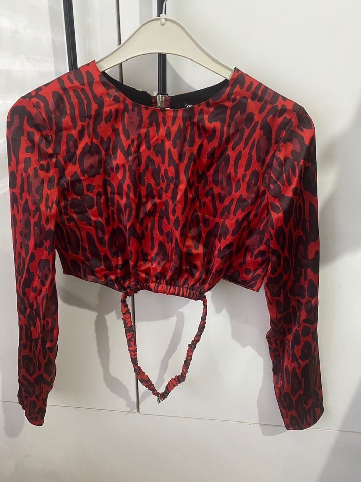 Kırmızı Leopar Desenli Deri Halter Yaka Bluz - Görsel 4