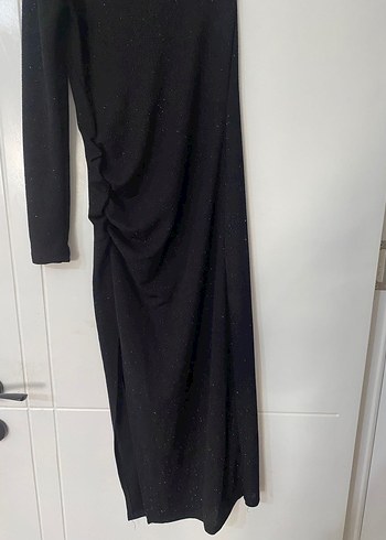 Tek Kollu Siyah Drapeli Uzun Elbise - Görsel 3