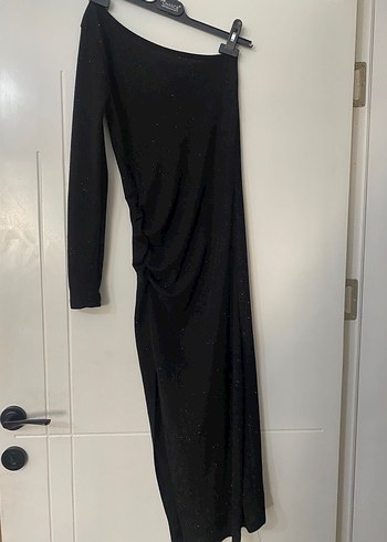 Tek Kollu Siyah Drapeli Uzun Elbise - Görsel 5