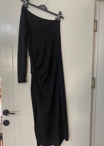 Tek Kollu Siyah Drapeli Uzun Elbise - Görsel 2