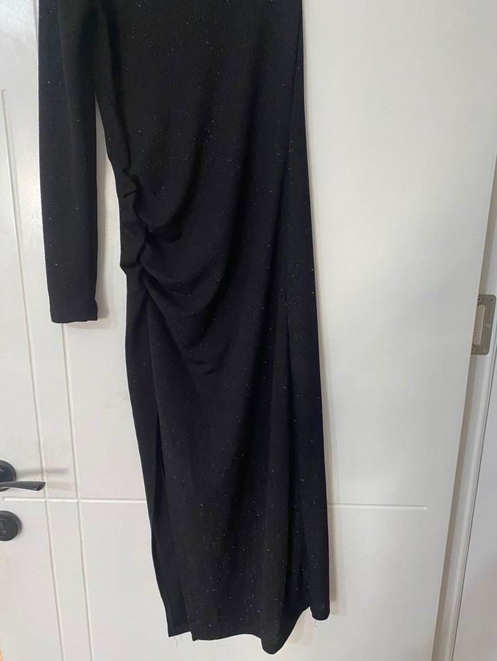 Tek Kollu Siyah Drapeli Uzun Elbise - Görsel 3