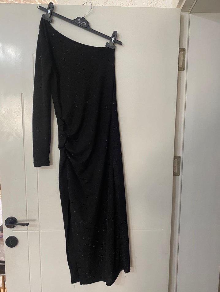 Tek Kollu Siyah Drapeli Uzun Elbise - Görsel 4