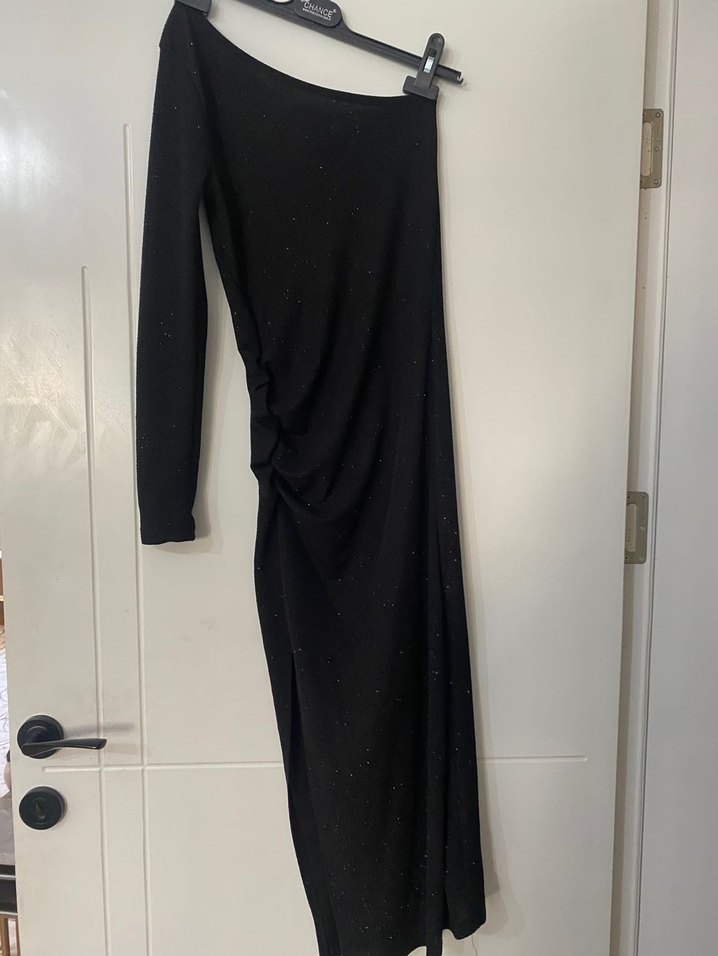 Tek Kollu Siyah Drapeli Uzun Elbise - Görsel 5