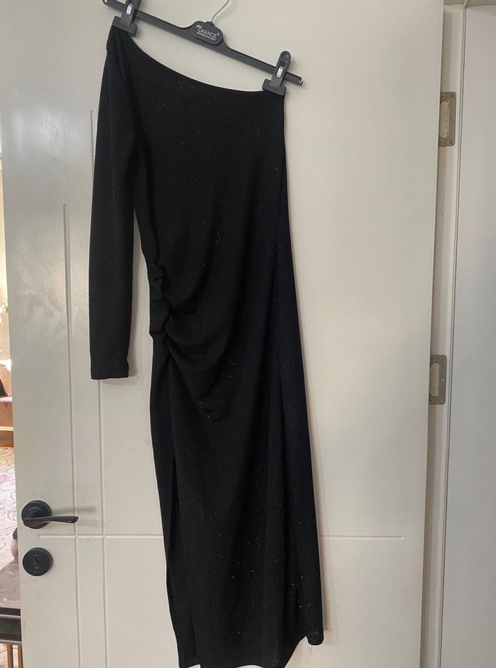 Tek Kollu Siyah Drapeli Uzun Elbise - Görsel 2