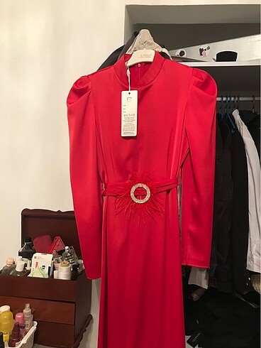 Kırmızı nişan abiye elbise