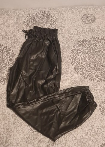 Kadın Siyah Deri Midi Kemerli Bol Kesim Pantolon - Görsel 2