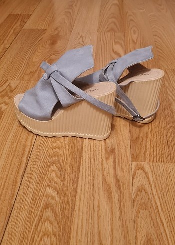 Bej Süet Tokalı Kadın Dolgu Topuklu Ayakkabı - Görsel 2