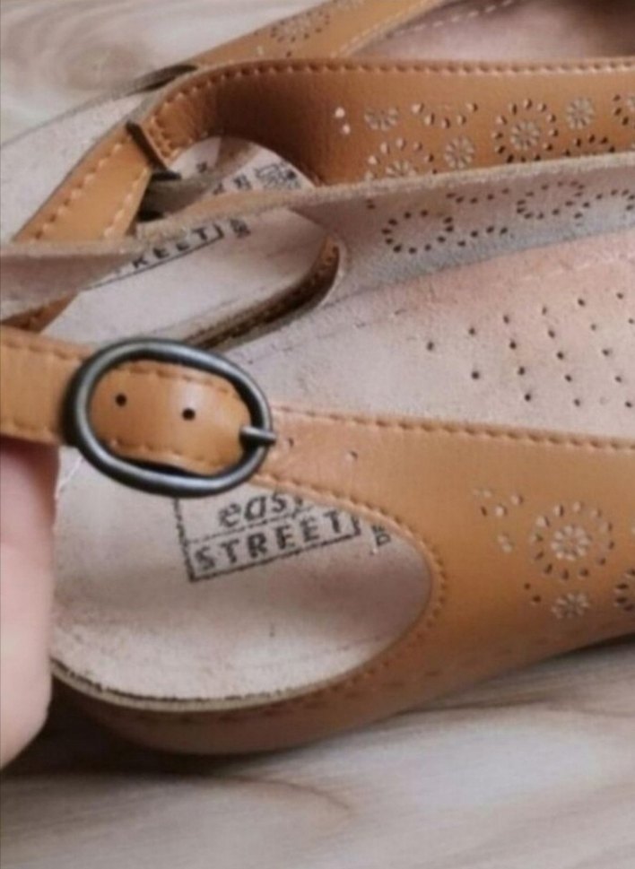 Bej Kadın Dolgu Topuklu Nakışlı Sandalet - Görsel 3