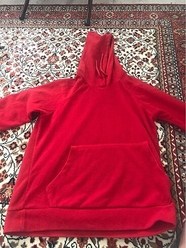 Az kullanılmış sweatshirt kırmızı renkte?