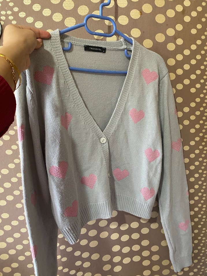 Gri V Yaka Salaş Kalp Desenli Hırka - Görsel 3