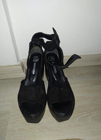 Siyah topuklu ayakkabı 