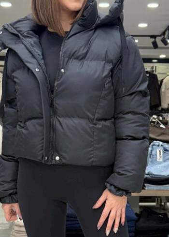 Kapşonlu siyah şişme mont - Görsel 3