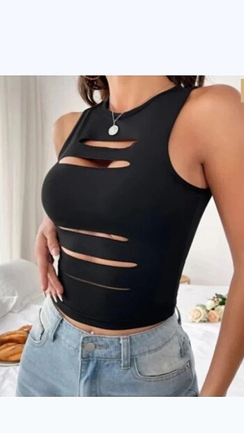 #ÖNÜ LAZER KESİM DEKOLTE DETAY BLUZ#