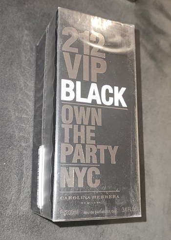 Carolina Herrera 212 VIP Black Erkek Parfümü 100ml