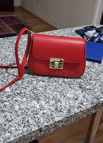 Kırmızı askılı çanta
