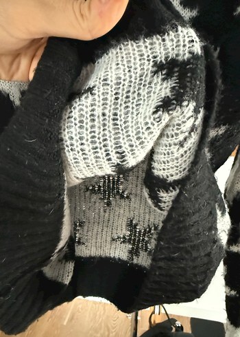 Benetton Yıldız Desenli Siyah Örgü Kazak - Görsel 3