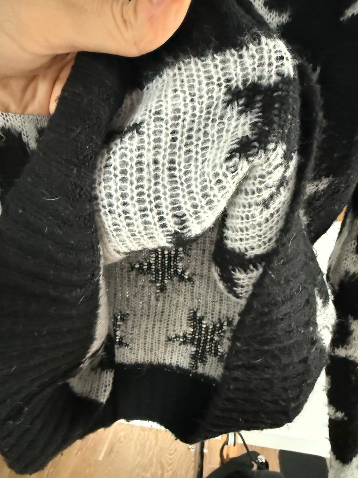 Benetton Yıldız Desenli Siyah Örgü Kazak - Görsel 3