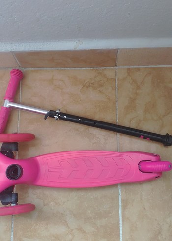 Beden Renkli Pembe Çocuk Scooter'ı ERA. ek yeri sabitlenmrsi lazım