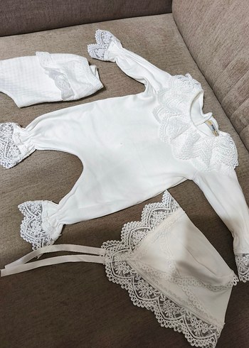 Dantelli Nakışlı Beyaz Bebek Kız Takımı - Görsel 3