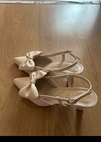 Fiyonklu Beyaz Stiletto Kadın Abiye Ayakkabı - Görsel 3