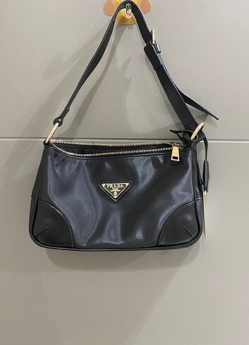 Prada kol çantası
