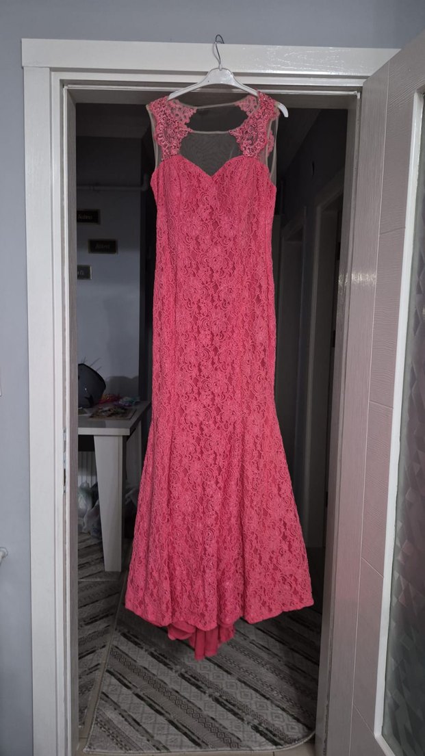 Fuşya Rengi Taş İşlemeli Balık Model Dantelli Abiye Elbise - Görsel 2