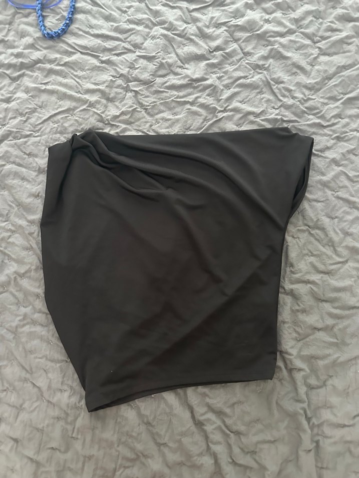 Siyah Drapeli Tek Omuz Mini Bluz - Görsel 2