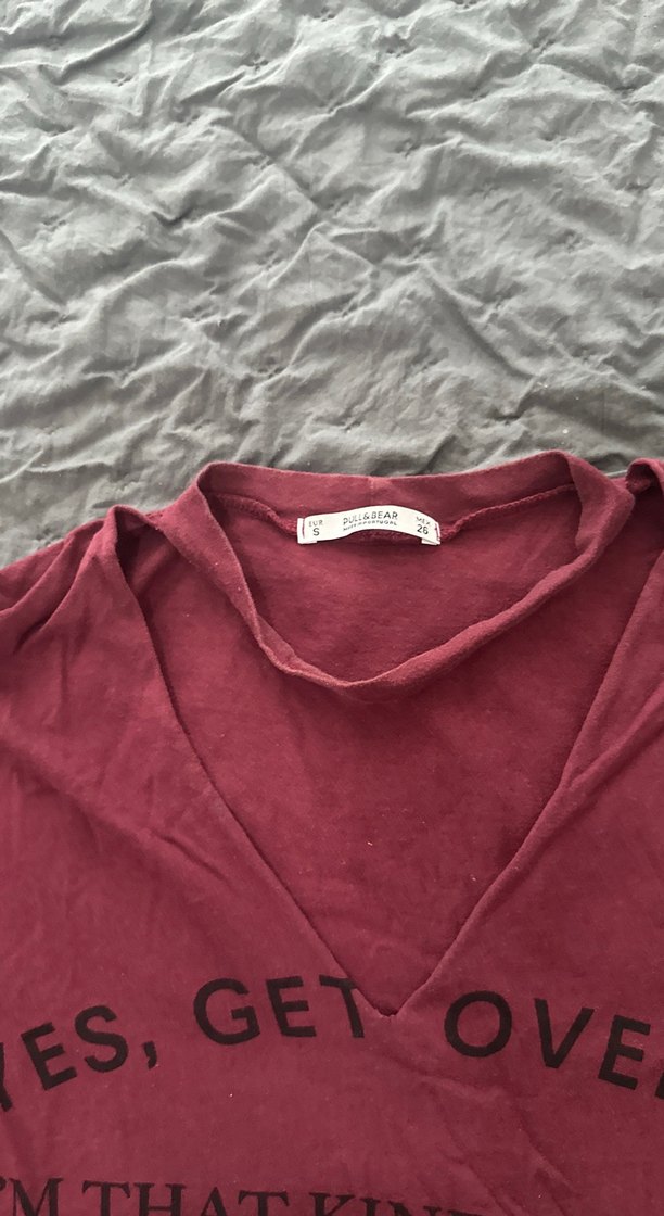 Bordo V Yaka Baskılı Kadın Tişört - Görsel 2