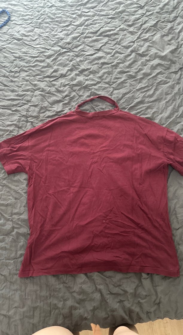 Bordo V Yaka Baskılı Kadın Tişört - Görsel 3