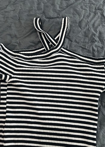 Siyah beyaz çizgi Desenli Kısa Kollu boyun detaylı kayık yakablu - Görsel 4