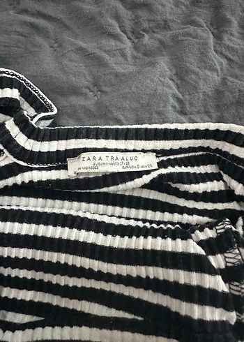 Siyah beyaz çizgi Desenli Kısa Kollu boyun detaylı kayık yakablu - Görsel 3