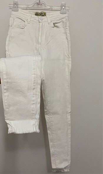 Diğer Kırık beyaz dar paça pantalon , paçası minik püskül detaylıdır,3