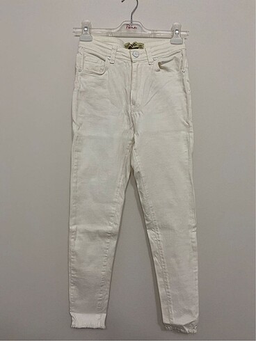 Kırık beyaz dar paça pantalon , paçası minik püskül detaylıdır,3