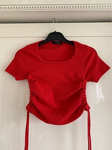 YANLARI AYARLANABİLİR KIRMIZI CROP