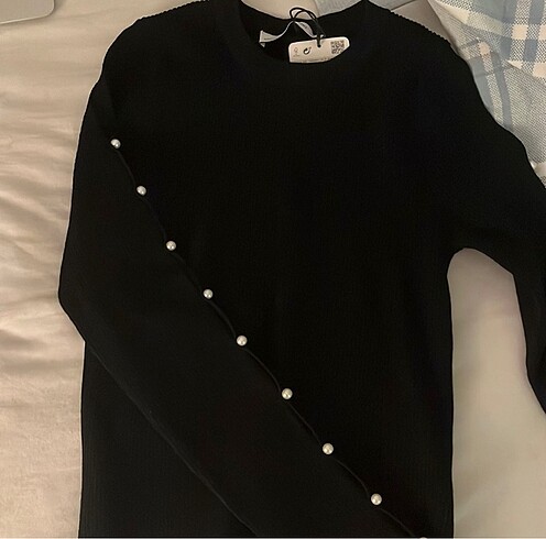 Zara Kolları İnci Detaylı Kazak