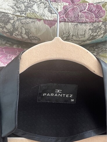 Parantez8# dolapta yakasında soyulma var# onun dışında yeni # dü