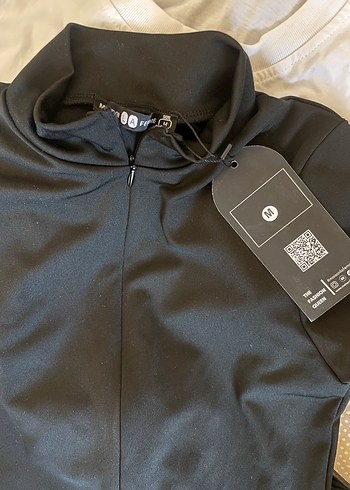 V Yakalı Siyah Kısa Tulum - Görsel 4