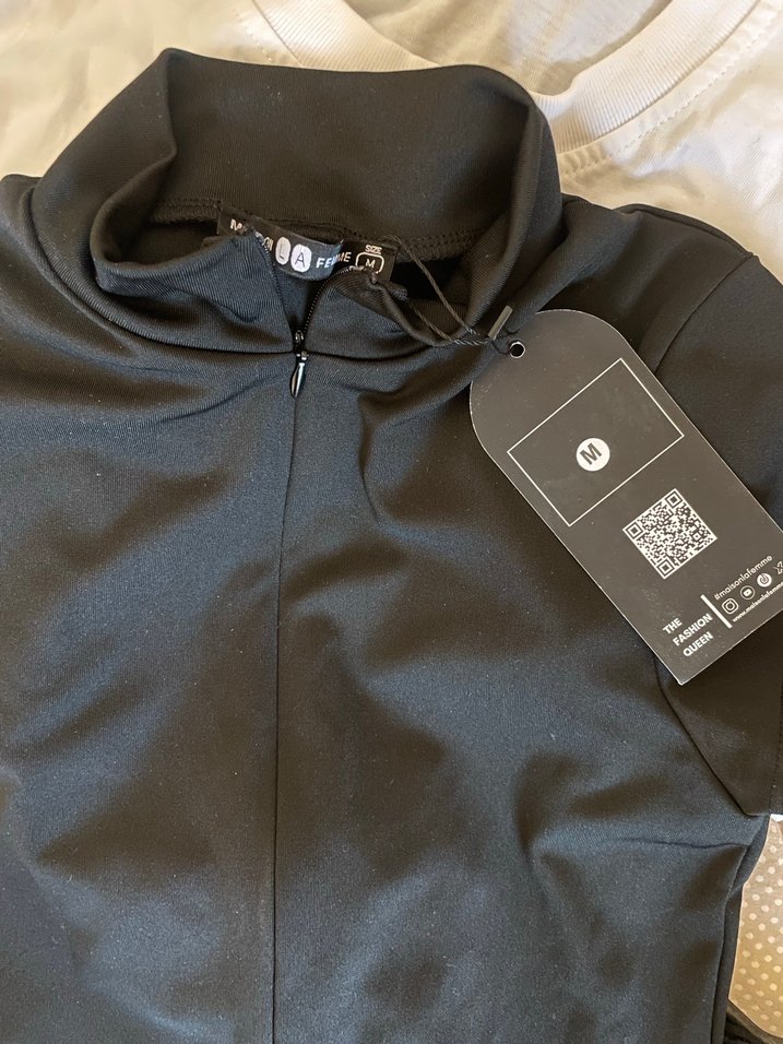 V Yakalı Siyah Kısa Tulum - Görsel 4