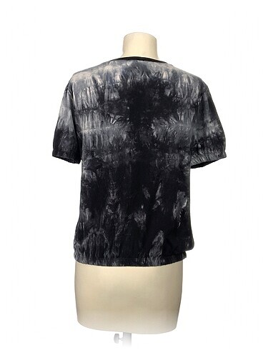 l Beden PreLoved T-shirt %70 İndirimli.
