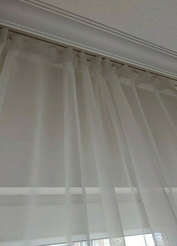 4 metre eninde 2.50 yüksekliğinde pilesiz düz olarak dikilmiştir