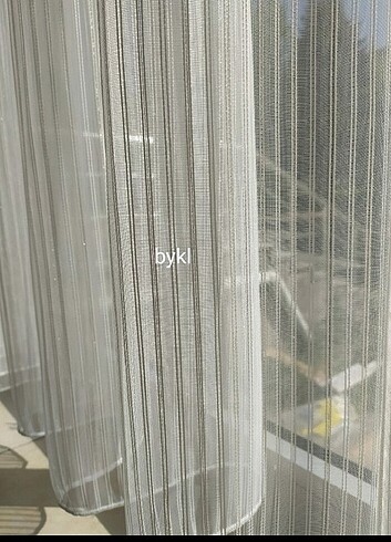 Beden ten rengi Renk 3.65 en/ 2 metre yüksekliği pilesiz düz olarak dikilmiştir