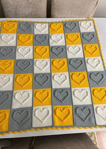 Sarı, Beyaz ve Gri Kalp Desenli Örgü Çocuk Battaniyesi - Görsel 2