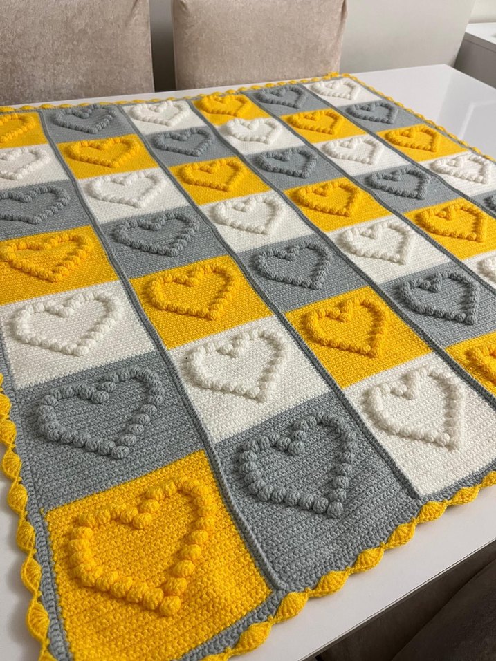 Sarı, Beyaz ve Gri Kalp Desenli Örgü Çocuk Battaniyesi - Görsel 3