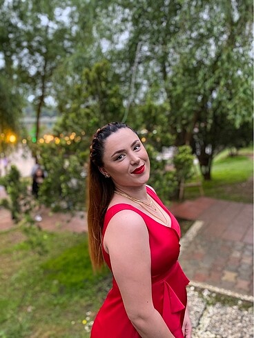 Kırmızı yırtmaçlı abiye - Görsel 2