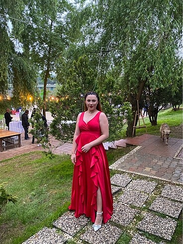 Kırmızı yırtmaçlı abiye - Görsel 3