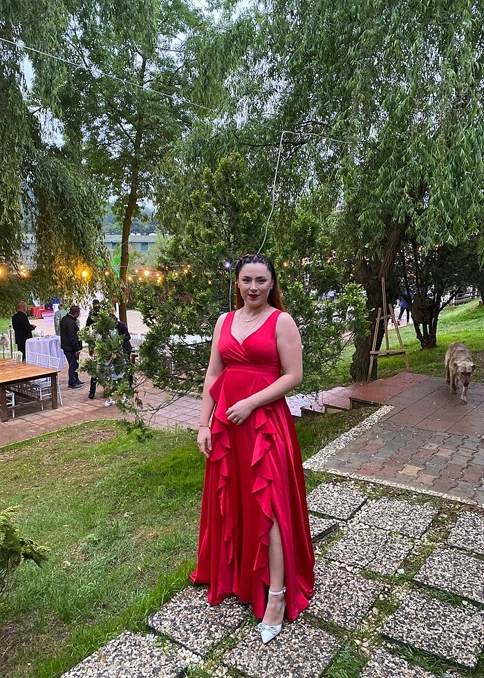 Kırmızı yırtmaçlı abiye - Görsel 3