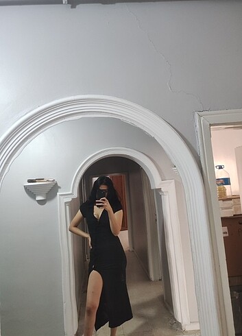 Siyah yırtmaçlı uzun elbise 