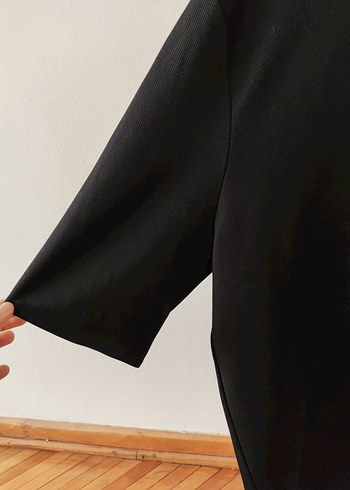 Yüksek Yaka Siyah Tişört - Görsel 4