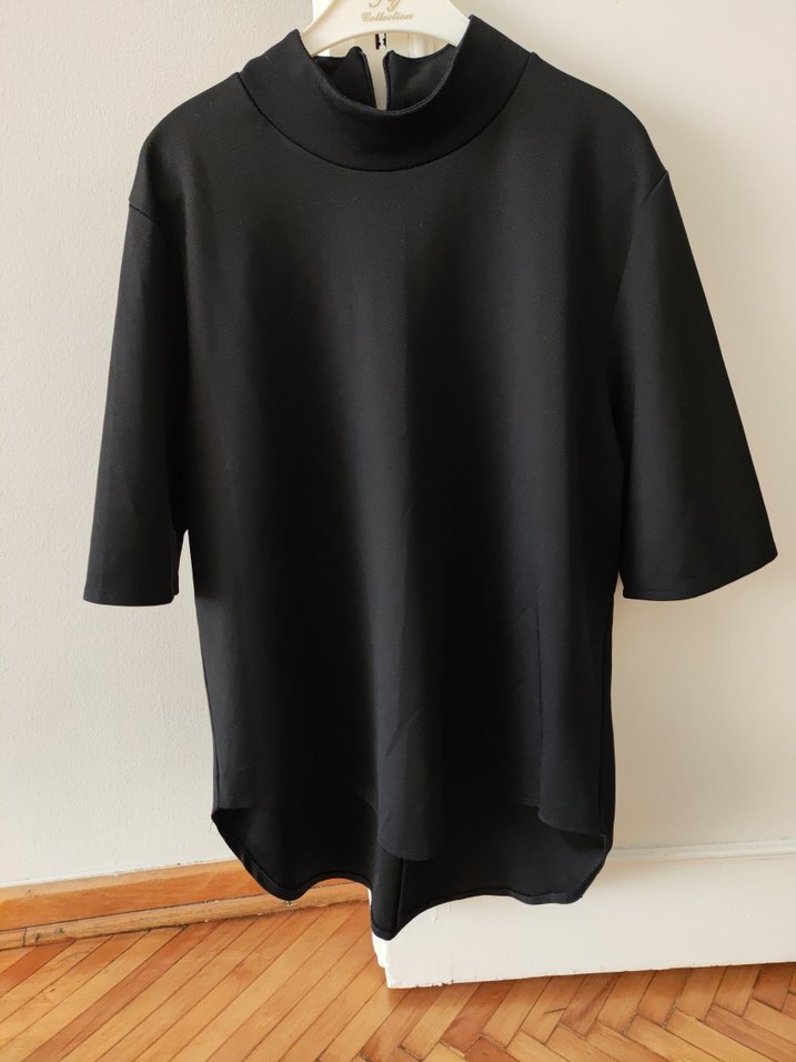 Yüksek Yaka Siyah Tişört - Görsel 2